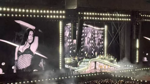 Dua Lipa y Fher de Maná Encienden el Estadio GNP con Histórico Dueto de "Oye mi Amor" en CDMX