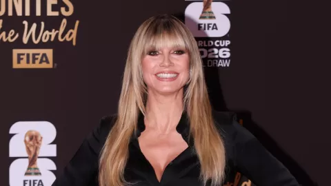 Heidi Klum Captura la Atención Global como Anfitriona Estelar del Sorteo del Mundial 2026 en Washington D.C.
