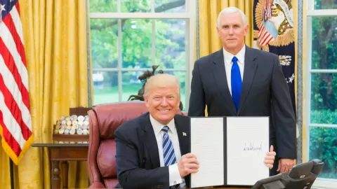 Trump Anuncia 'Una Sola Regla' para la IA en EE. UU.: Orden Ejecutiva Federal Busca Controlar Desarrollo Tecnológico y Anular Normas Estatales