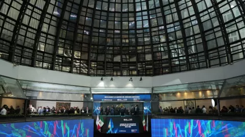 Cautela de Inversionistas Golpea a la BMV Ante Recorte de Tasas de la Fed; Peso Mexicano Sorprende con Apreciación