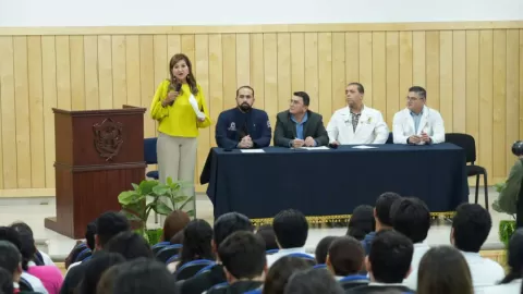 Diputada Tere Guerra aborda tema de violencia estética y maternidad subrogada con alumnado de la Facultad de Medicina de la UAS