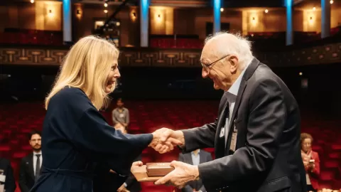 Rey Carlos Gustavo XVI preside la solemne entrega de los Premios Nobel 2025 en Estocolmo
