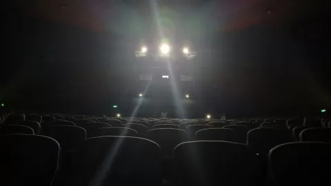 CEO de IMAX predice que 'Las Crónicas de Narnia' de Greta Gerwig 'cambiará el mundo' con un innovador estilo rock y estreno exclusivo en 2026