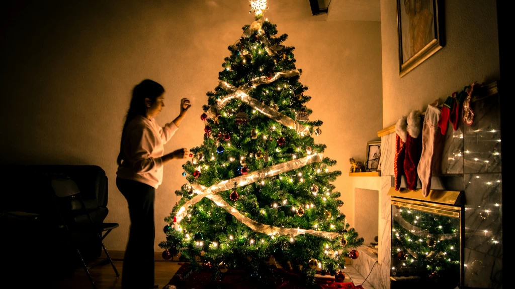 Navidad 2025: La Fusión Perfecta de Tonos Neutros, Metálicos Brillantes y Acentos Vibrantes que Dominarán la Decoración de tu Árbol