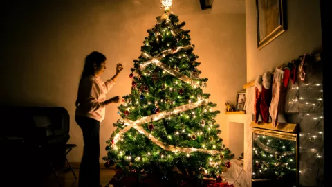 Navidad 2025: La Fusión Perfecta de Tonos Neutros, Metálicos Brillantes y Acentos Vibrantes que Dominarán la Decoración de tu Árbol