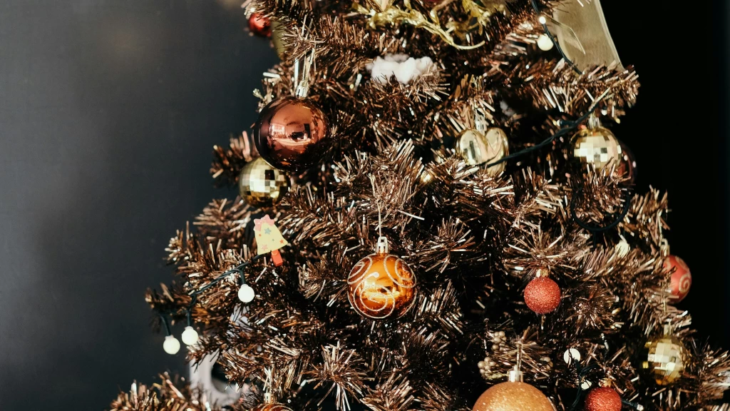 Navidad 2025: La Fusión Perfecta de Tonos Neutros, Metálicos Brillantes y Acentos Vibrantes que Dominarán la Decoración de tu Árbol