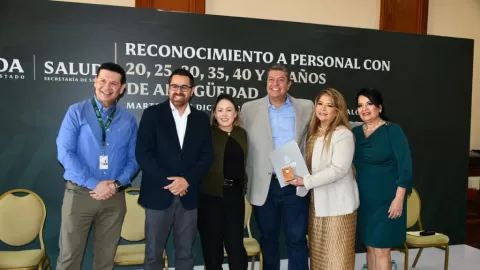 Reconocen a trabajadoras y trabajadores de los Servicios de Salud por su antigüedad laboral