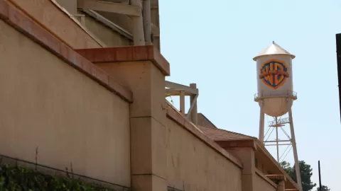 Warner Bros Sella Fusión con Netflix Tras Rechazar OPA Multimillonaria de Paramount: ¿Nuevo Monopolio en el Streaming?