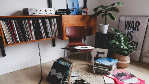 El Vinilo Vuelve a Dominar: La Generación Z Redefine la Música Física con un Auge sin Precedentes en Plena Era Digital