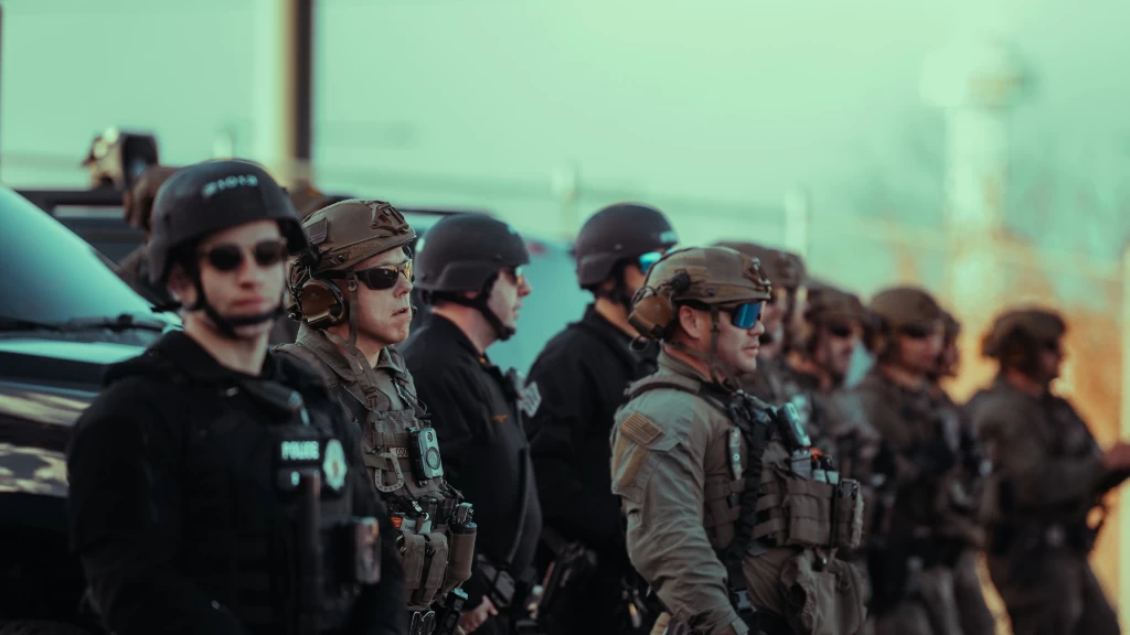 Trenzas de Resistencia: Mujeres Migrantes en Los Ángeles Confrontan Redadas de ICE con Simbolismo y Paz