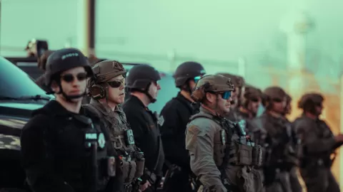 Trenzas de Resistencia: Mujeres Migrantes en Los Ángeles Confrontan Redadas de ICE con Simbolismo y Paz