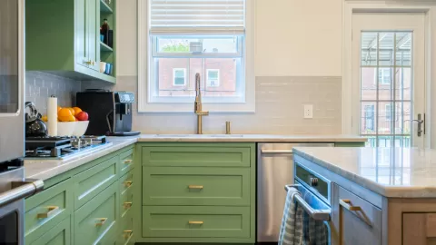 Adiós al Blanco y Dorado: El Verde Salvia Domina las Cocinas en 2026 como la Tendencia Definitiva en Elegancia y Modernidad