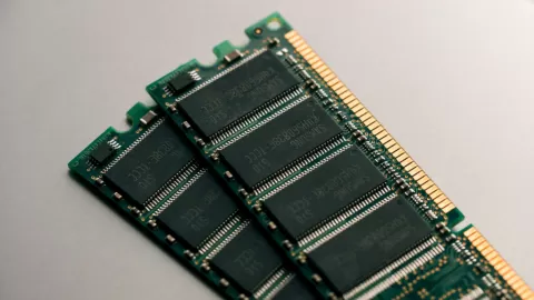 La IA Redefine el Mercado de la Memoria: Precios de RAM y SSD se Disparan Mientras Micron Abandona al Consumidor para 2026