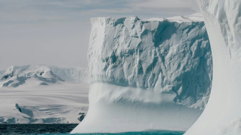 Descubrimiento Asombroso: Un Mundo Perdido de 34 Millones de Años Revelado Bajo 2 Kilómetros de Hielo en la Antártida Oriental