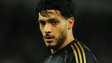 ¡Imparable! Raúl Jiménez Anota Golazo de Cabeza al Chelsea, Suma 64 Goles y Acecha la Marca Histórica de Luis Suárez en la Premier League: Fulham Triunfa en Vibrante Duelo.