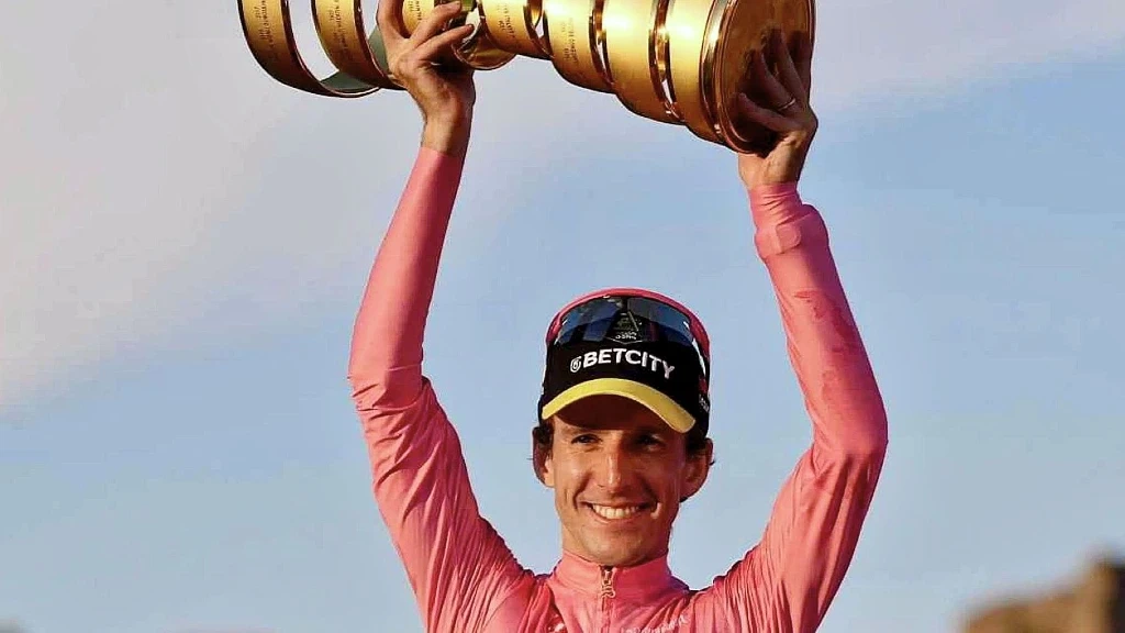 Sorpresa Mundial en el Ciclismo: Simon Yates, Campeón del Giro de Italia 2025, Anuncia Su Retiro Inmediato a los 33 Años