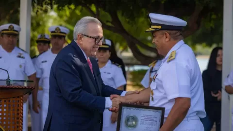 Atestigua Gobernador Rocha ceremonia de entrega-recepción del mando de armas de la Cuarta Región Naval