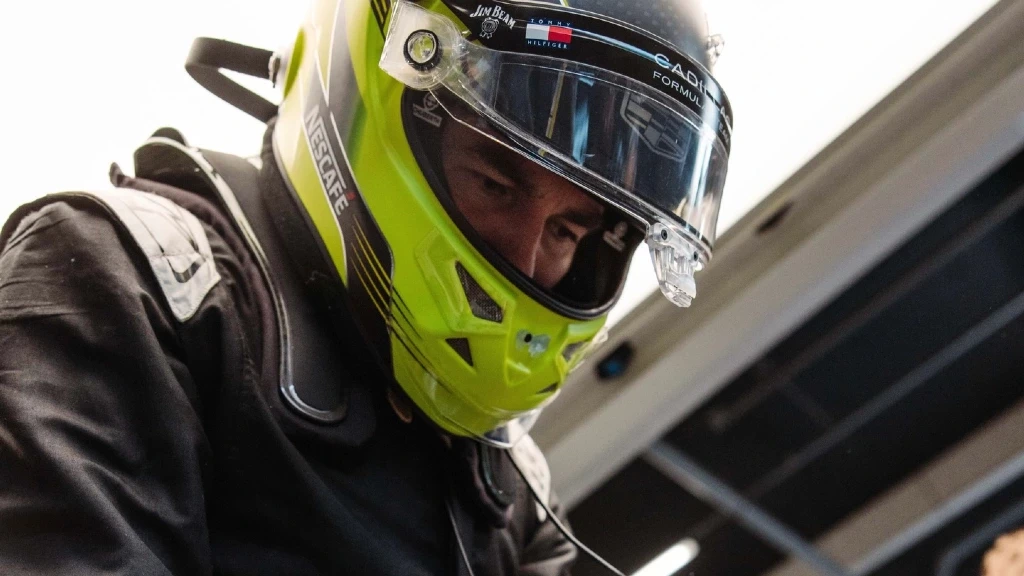 ¡Histórico! Checo Pérez Estrena el Monoplaza de Cadillac F1 en Silverstone