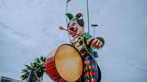 Mazatlán se Viste de Fiesta: Inicia la Espectacular Instalación de Monigotes del Carnaval 2026 'Arriba la Tambora'