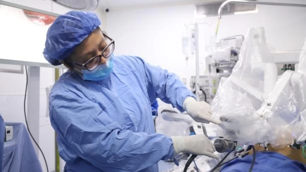 IMSS realiza cirugía robótica exitosa en paciente con cáncer de endometrio