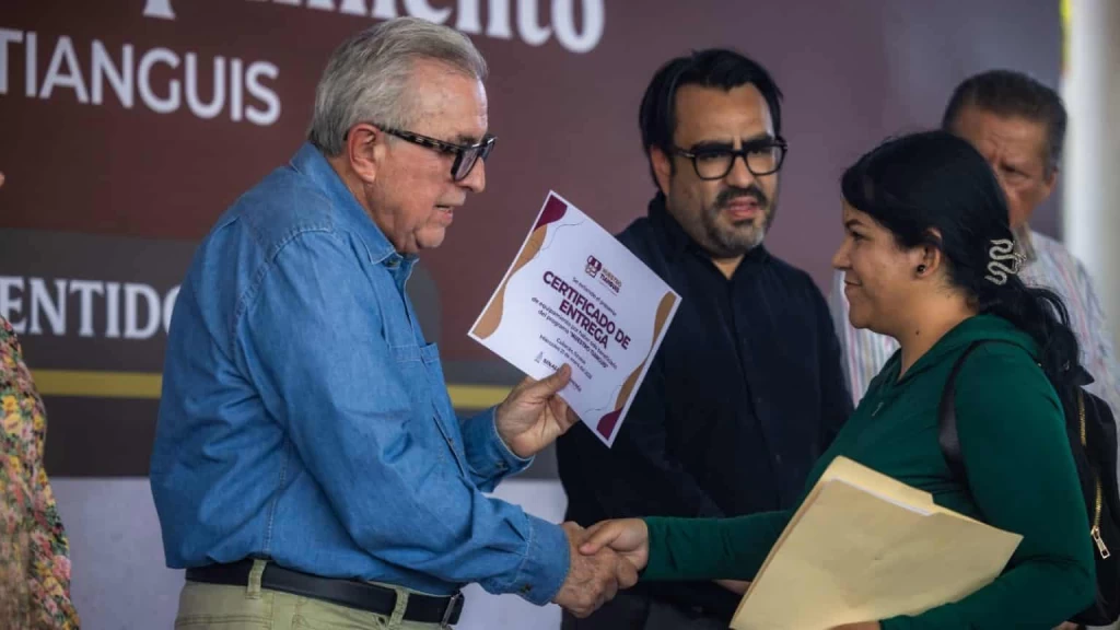 Vamos a seguir apoyando a los tianguistas; afirma Gobernador Rocha, al encabezar entrega de apoyos