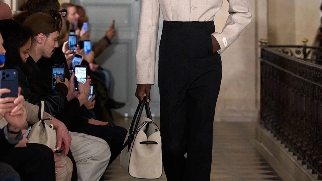 Clausura Estelar: Sacai, Agnès b. y Jacquemus Marcan Tendencias para el Otoño-Invierno 2026/2027 en la Semana de la Moda Masculina de París