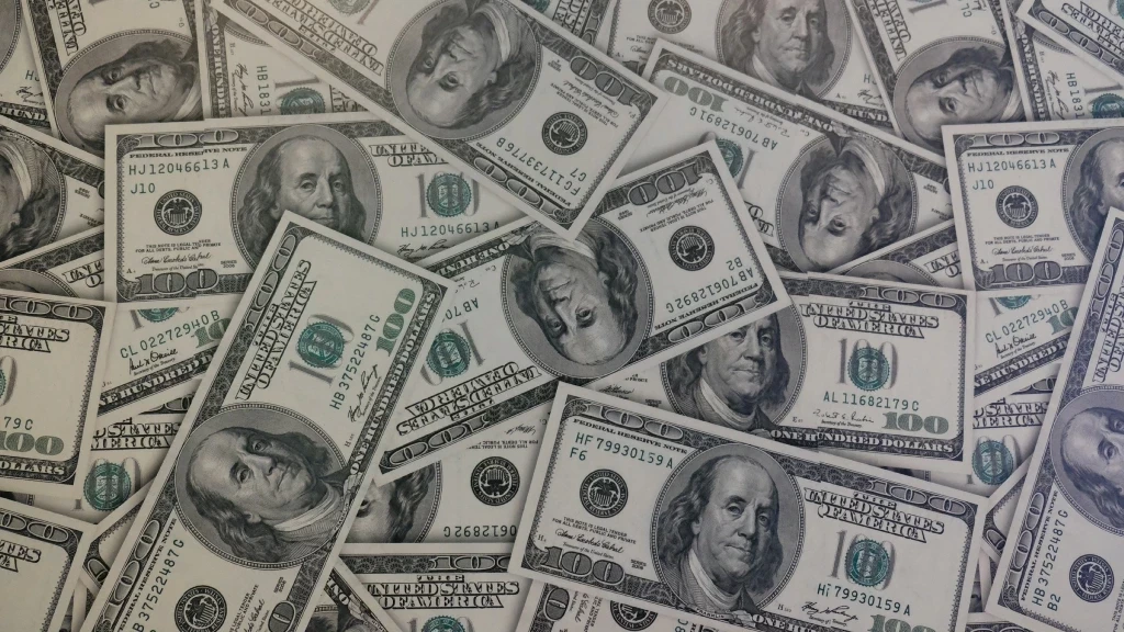 El dólar estadounidense cae a su nivel más bajo en 4 años; el franco suizo se dispara a máximos de una década en los mercados globales