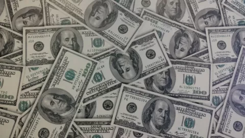 El dólar estadounidense cae a su nivel más bajo en 4 años; el franco suizo se dispara a máximos de una década en los mercados globales