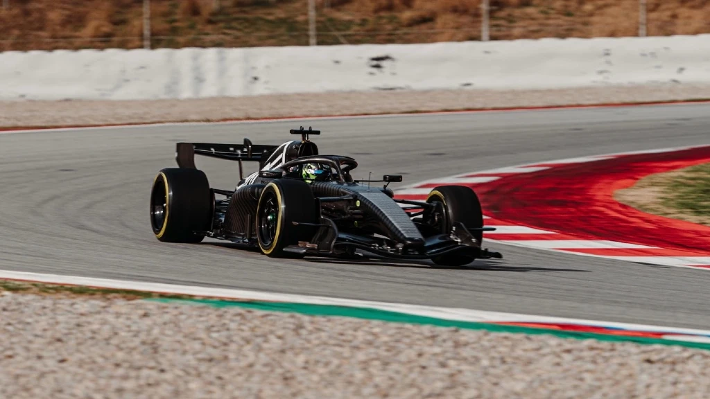 Checo Pérez Impulsa a Cadillac: Éxito en Primeros Tests de Barcelona Hacia la Evolución de la F1 2026