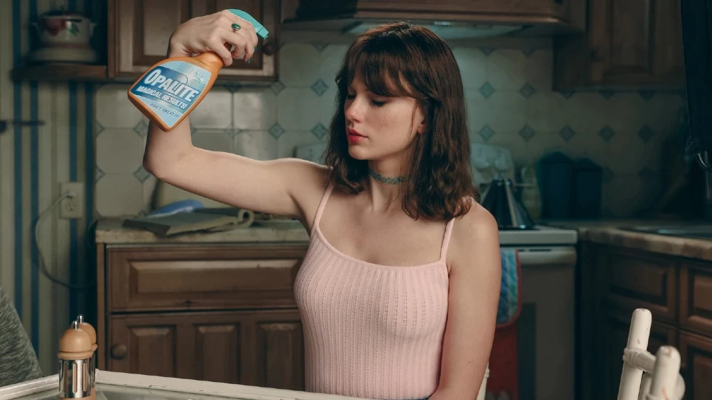 Taylor Swift Deslumbra con 'Opalite': Elenco Estelar y una Broma Viral Inspiran su Nuevo Videoclip de 'The Life of a Showgirl'