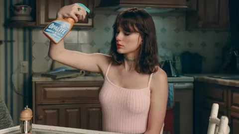 Taylor Swift Deslumbra con 'Opalite': Elenco Estelar y una Broma Viral Inspiran su Nuevo Videoclip de 'The Life of a Showgirl'