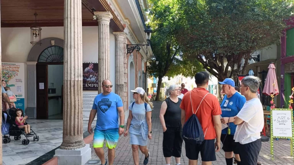 Recibe Mazatlán a más de 4 mil cruceristas en jueves de Carnaval