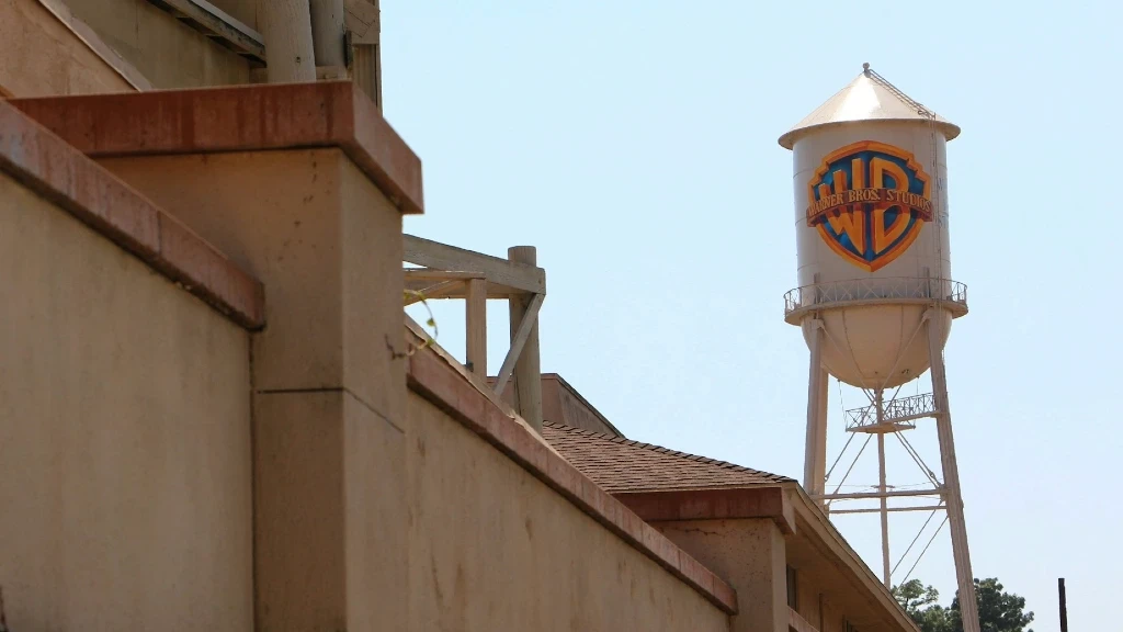 Guerra de Gigantes en Hollywood: Netflix Lidera la Batalla por Warner Bros. Discovery con Oferta Multimillonaria en Efectivo y Crece el Escrutinio Regulador