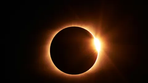 ¡El Primer Eclipse Solar Anular de 2026 Iluminará los Cielos el 17 de Febrero! La Trayectoria del 'Anillo de Fuego' y Todo lo que Necesitas Saber.