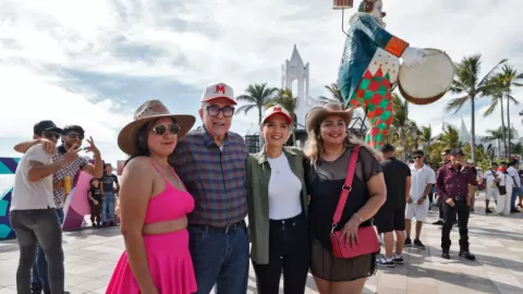 Gobernador Rocha Moya da la bienvenida a turistas que disfrutan del Carnaval Internacional de Mazatlán