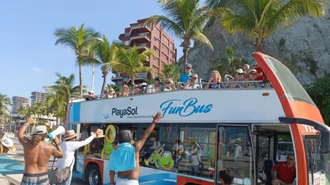 Recibe Mazatlán a más de 3,900 cruceristas en el último día de Carnaval