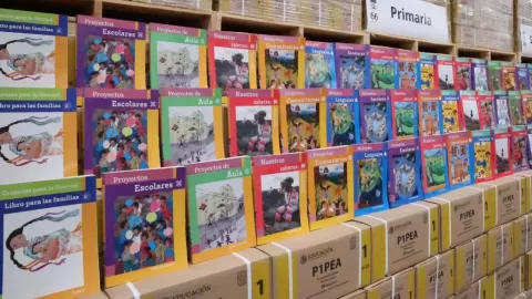 Sheinbaum Anuncia: Libros de Texto Mantienen Esencia, Sumarán Lenguas Indígenas y Mujeres en la Historia