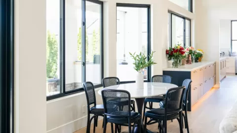 Adiós a lo Cuadrado: Mesas Redondas y Ovaladas Lideran la Decoración del Hogar en México para 2026, Optimizando Espacio y Aportando Elegancia