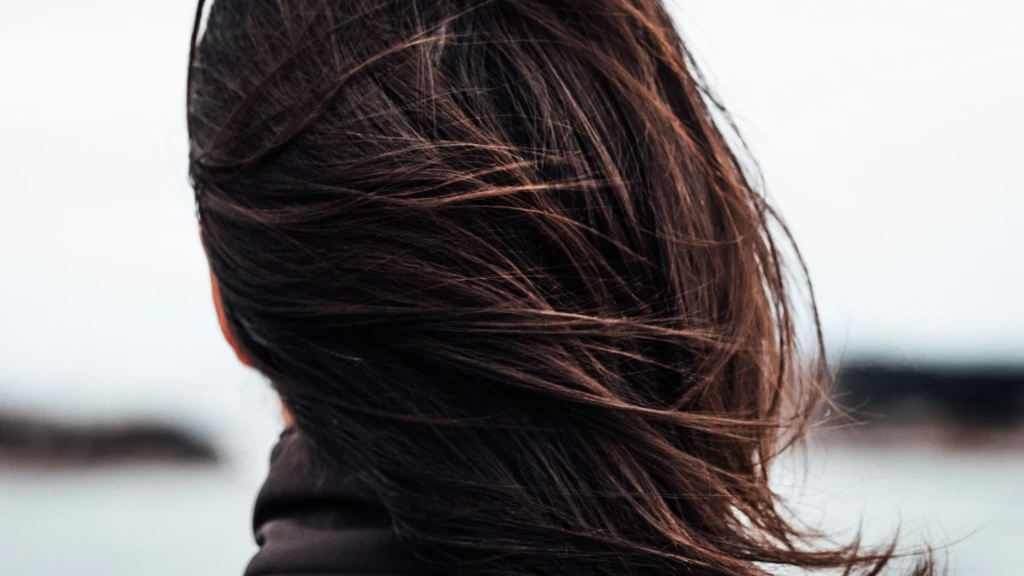 Espresso Martini: El Castaño Sofisticado que Domina 2026 – Descubre las Tendencias de Color de Cabello que Iluminan y Rejuvenecen