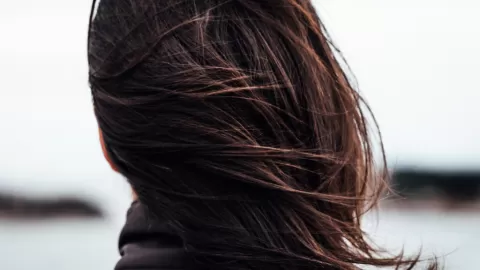 Espresso Martini: El Castaño Sofisticado que Domina 2026 – Descubre las Tendencias de Color de Cabello que Iluminan y Rejuvenecen