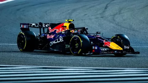 Max Verstappen Cuestiona el Futuro de la F1 ante Reglas 2026; Domenicali Defiende Transformación y Calma Preocupaciones