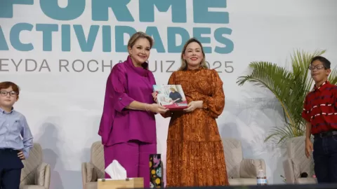 La presidenta del DIF estatal, Eneyda Rocha Ruiz, presentó su Tercer Informe de Actividades