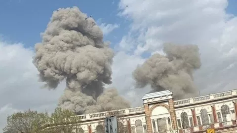 EE.UU. e Israel Atacan Irán; Teherán Desata Furia con Misiles Regionales