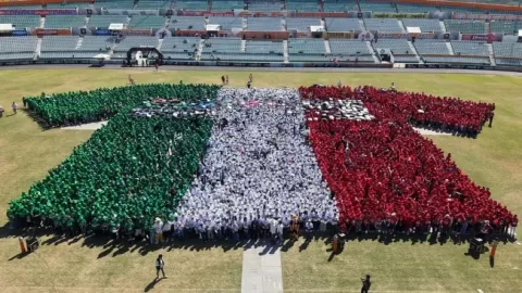 México Bate Récord Guinness con la Camiseta Humana de Fútbol Más Grande del Mundo