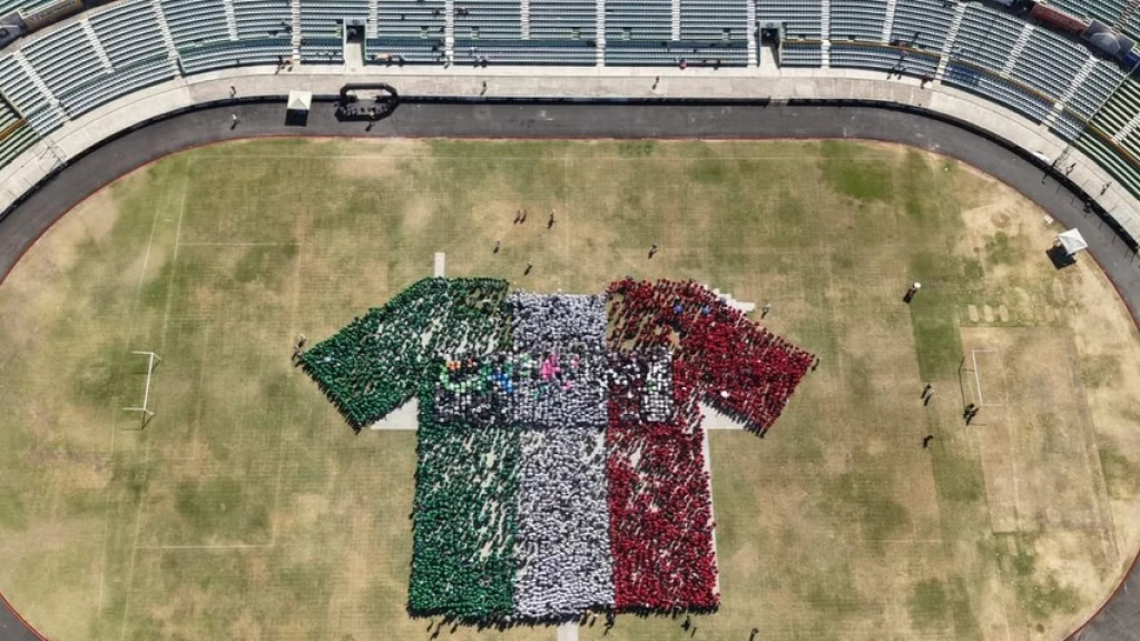 México Bate Récord Guinness con la Camiseta Humana de Fútbol Más Grande del Mundo