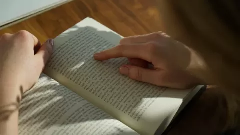 Distracción y Dolor: La Ciencia Detrás de Cómo Tu Mente Alivia el Sufrimiento Físico