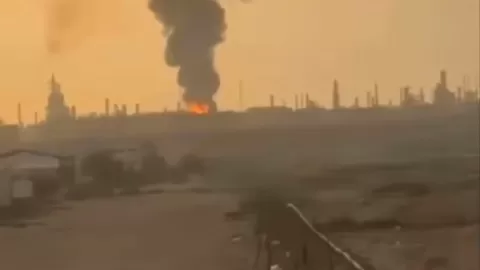 Guerra en Irán dispara el Brent: De $119.50 a $106 en un lunes caótico para el petróleo global