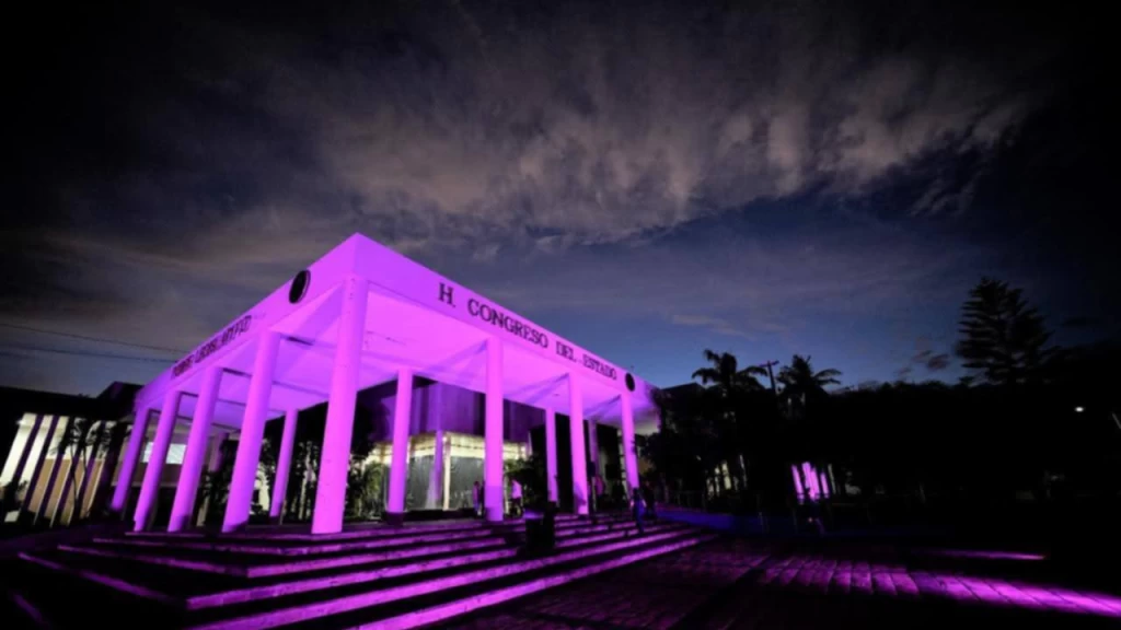 Congreso del Estado ilumina de morado su edificio en conmemoración del Día Internacional de las Mujeres