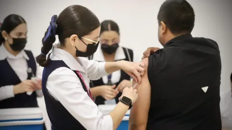 México frena el sarampión: 13.3 millones de vacunas aplicadas reducen contagios un 30%, informa Eduardo Clark