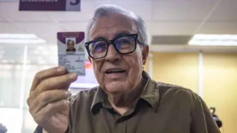 Gobernador Rocha Moya tramitó su licencia permanente